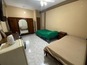 um quarto de hospital com duas camas e um espelho em LU DORMIS Alquiler Temporario em Corrientes