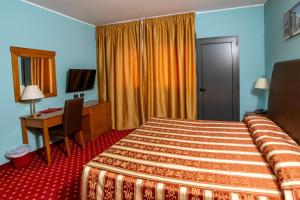 A bed or beds in a room at Hotel Riz B.B