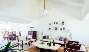 sala de estar con sofá y mesa en Newly Renovated 3 BR Golf Villa, en La Romana