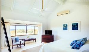 - une chambre avec un lit, une table et une fenêtre dans l'établissement Newly Renovated 3 BR Golf Villa, à La Romana
