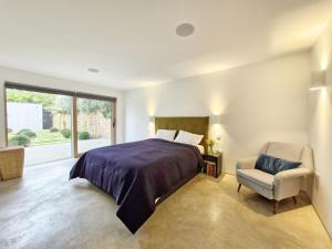1 dormitorio con 1 cama, 1 silla y 1 ventana en Shoreline - Emsworth, en Emsworth