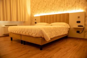 A bed or beds in a room at Hotel Riz B.B