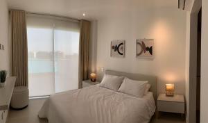 a bedroom with a bed and a large window at Oasis Retreat - Cartagena in Los Arrayanes