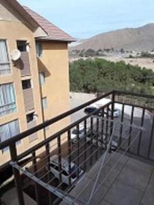 een balkon van een gebouw met uitzicht op de oceaan bij Piso 5 Con estacionamiento - Sin Ascensor in Copiapó