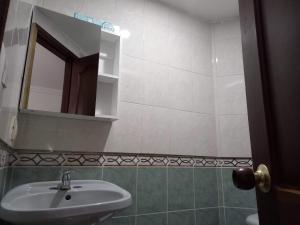 uma casa de banho com um lavatório e um espelho em APARTAESTUDIO DETRAS DE UNICENTRO em Armênia
