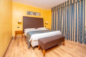 A bed or beds in a room at Hotel Riz B.B