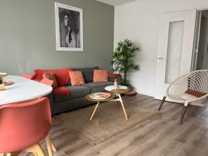 sala de estar con sofá y mesa en Good vibes Only apparts "So Zen" - 3 bedrooms - 8 pers - 20mn to Paris, en Enghien-les-Bains