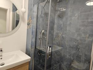 a bathroom with a shower and a sink at Ferienwohnung Ostseekult in Międzyzdroje