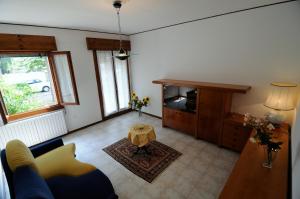 ein Wohnzimmer mit einem Sofa und einem TV in der Unterkunft Appartamento Colli & Terme in Battaglia Terme
