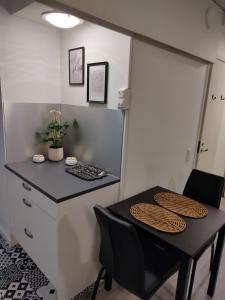 拉赫蒂的住宿－Huoneisto parhaalla sijainnilla，客房设有书桌和桌椅。