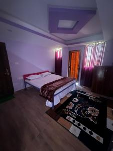 Un dormitorio con una cama y una alfombra. en Roshan Resorts en Bhopal