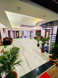 een grote lobby met potplanten in een kamer bij Roshan Resorts in Bhopal