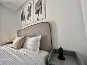 Un dormitorio con una cama y un cuadro en la pared. en New appart, pool and golf view, en Marrakech