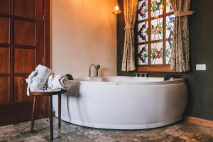 y baño con bañera y ventana. en Hotel Cruz del Vado, en Cuenca