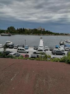 un montón de autos estacionados en un estacionamiento junto al agua en Guesthouse Olimp, en Sozopol