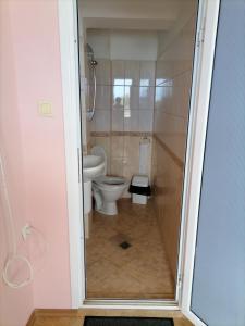 y baño pequeño con aseo y ducha. en Guesthouse Olimp, en Sozopol
