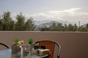 una mesa en un balcón con vistas a las montañas en Zefi's Studio, en Kapótidhes