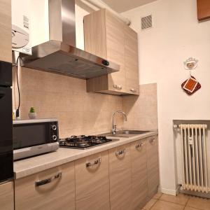 Una cocina o zona de cocina en VENICE Sweet Home - your home in a beautiful neighborhood of the City of Venice