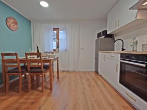 Η κουζίνα ή μικρή κουζίνα στο JIRVISTA-Homes, voll ausgestattete Wohnung im EG, kontaktloser Zutritt