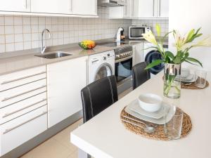 Kuchyňa alebo kuchynka v ubytovaní Apartment Abora Garden with terrace, pool, extensive gardens and free parking