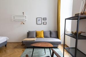 una sala de estar con un sofá y una mesa en josef's home I Studio near City Center, en Viena