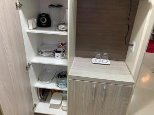 un armario con platos y platos en la cocina en Apartamento no Bosque Viver Ananindeua, en Ananindeua