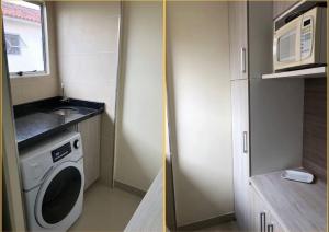 una piccola cucina con lavatrice e forno a microonde di Apartamento no Bosque Viver Ananindeua ad Ananindeua
