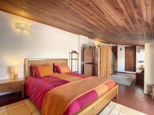 - une chambre avec un grand lit et un plafond en bois dans l'établissement Casa do Vale-Villa with private pool and garden, à Palmela