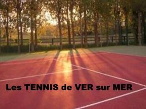Tenis a/nebo squash v ubytování Gite Historique en Normandie plages du débarquement nebo okolí