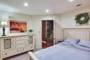 sypialnia z łóżkiem i komodą z lustrem w obiekcie Smethport Vacation Rental with Fireplace and Lake View 