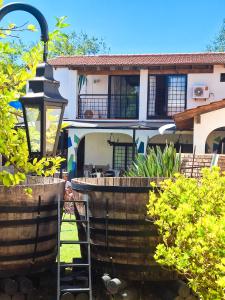 uma casa com uma luz de rua em frente em Fuxia House Hostel em Mendoza