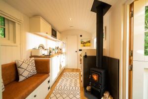 a kitchen with a stove in a tiny house at Shepherd's Rest Luxurious Hideaway in Glasgow