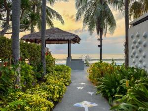 um caminho que leva a uma praia com um gazebo em Minitel By The Sea - Pranburi em Sam Roi Yot