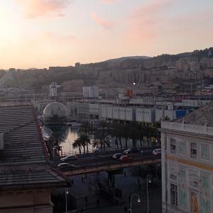 - une vue sur une ville avec une rivière et un pont dans l'établissement Raibetta Apartment, à Gênes