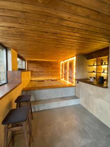 Zimmer mit einer Sauna mit 2 Stühlen und Holzdecken in der Unterkunft AGORA Chalet in Slawske