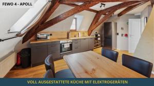 a kitchen with a table and chairs in a room at SandAPART34 - 4 tolle FeWos von 1-9 Pers mitten in der Altstadt in Bamberg