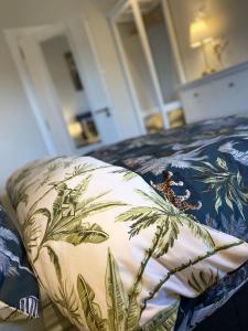 Una cama con una almohada con una planta. en NEW - The Gate Lodge at Dunnanew - 4 star- Sleeps 5 en Seaforde