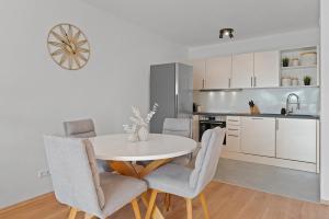バート・ラッペナウにあるRoomfall Apartment am Kurpark mit TG & Wifi & Balkonのキッチン(白いテーブル、椅子付) +12枚の写真