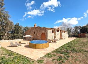 una casa con una gran piscina frente a ella en Can Carreres - Un lloc on desconnectar en família, en El Pasteral
