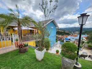 une maison avec une lumière de rue dans l'herbe dans l'établissement Pousada Geada de Campos, à Campos do Jordão