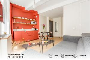 uma sala de estar com um sofá e uma mesa em Beauquartier - Montorgueil em Paris