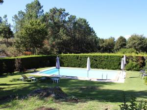 Piscina de la sau aproape de Beautiful cottage on the estate of a farm