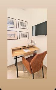 una oficina con un escritorio de madera y una silla en Giachery House Palermo, 4 min. dalla stazione Giachery en Palermo