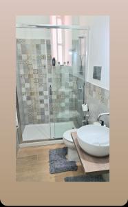 y baño con ducha, aseo y lavamanos. en Giachery House Palermo, 4 min. dalla stazione Giachery en Palermo