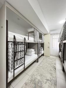 מיטה או מיטות קומותיים בחדר ב-Compass Hostel Sydykova