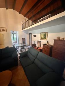 uma sala de estar com um sofá azul e uma mesa em Casa Rural Los Murtales em Alcalá de los Gazules