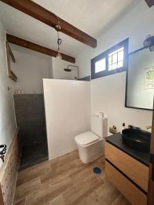 uma casa de banho com um WC e um lavatório em Casa Rural Los Murtales em Alcalá de los Gazules
