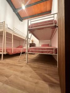 Cette chambre comprend 2 lits superposés et du parquet. dans l'établissement Casa Rural Los Murtales, à Alcalá de los Gazules