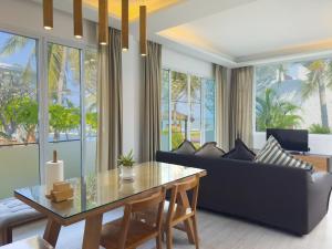 三百峰的住宿－Minitel By The Sea - Pranburi，客厅配有桌子和沙发