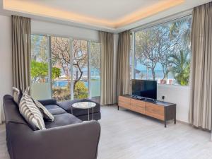 三百峰的住宿－Minitel By The Sea - Pranburi，带沙发和平面电视的客厅